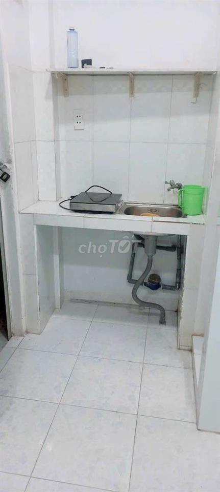 Phòng nhỏ lầu1,sạch đẹp máy lạnh,giờ tự do,tiện đi lại gần chợ Phú Lâm