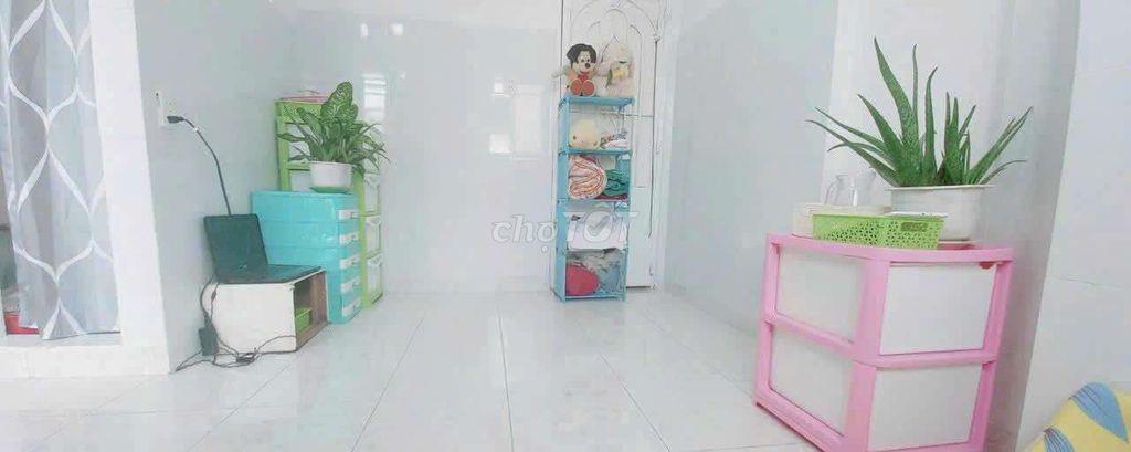 Phòng nhỏ lầu1,sạch đẹp máy lạnh,giờ tự do,tiện đi lại gần chợ Phú Lâm