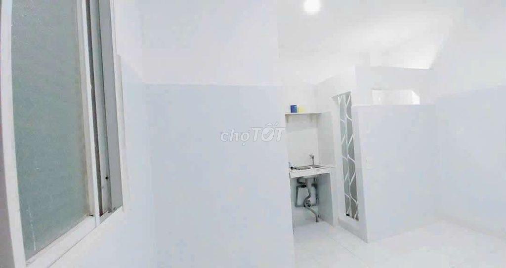 Phòng nhỏ lầu1,sạch đẹp máy lạnh,giờ tự do,tiện đi lại gần chợ Phú Lâm