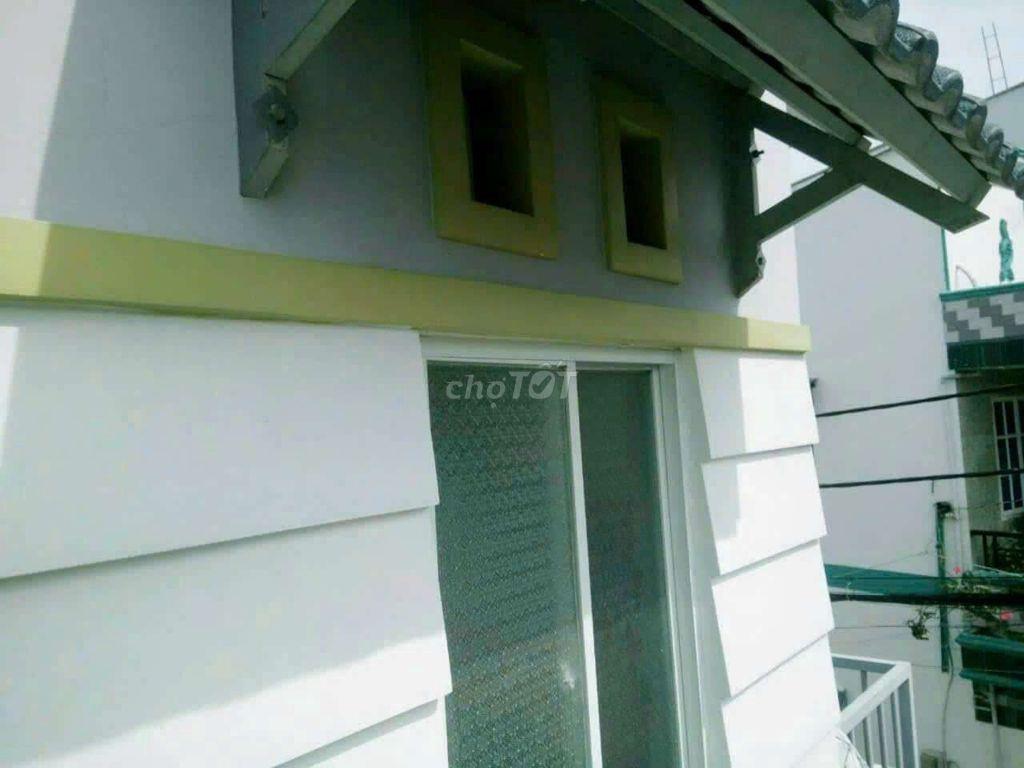 Phòng nhỏ lầu1,sạch đẹp máy lạnh,giờ tự do,tiện đi lại gần chợ Phú Lâm