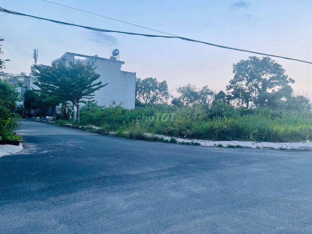 Cho thuê đất góc mặt tiền ngã 4 khu dân cư Phú Xuân, đối diện chung cư