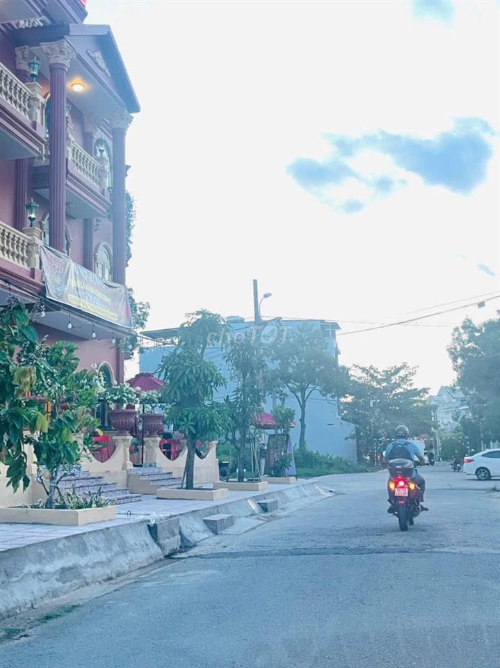 Cho thuê đất góc mặt tiền ngã 4 khu dân cư Phú Xuân, đối diện chung cư