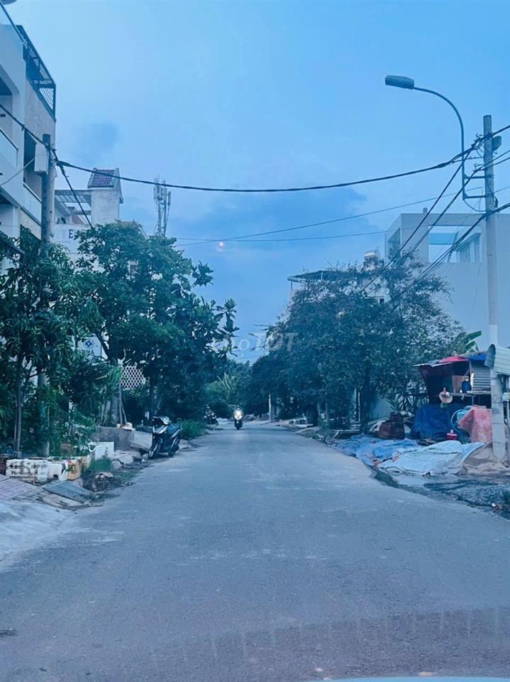 Cho thuê đất góc mặt tiền ngã 4 khu dân cư Phú Xuân, đối diện chung cư
