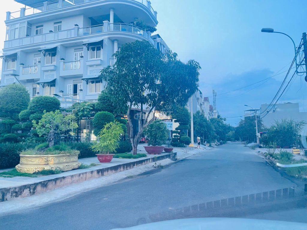 Cho thuê đất góc mặt tiền ngã 4 khu dân cư Phú Xuân, đối diện chung cư