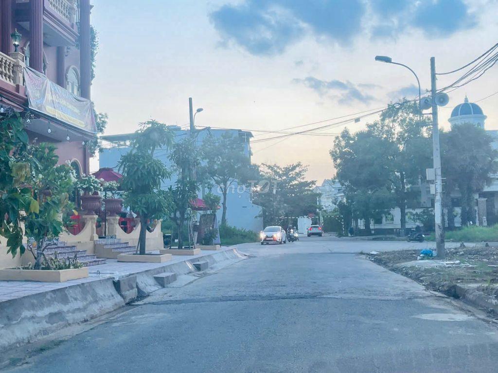Cho thuê đất góc mặt tiền ngã 4 khu dân cư Phú Xuân, đối diện chung cư