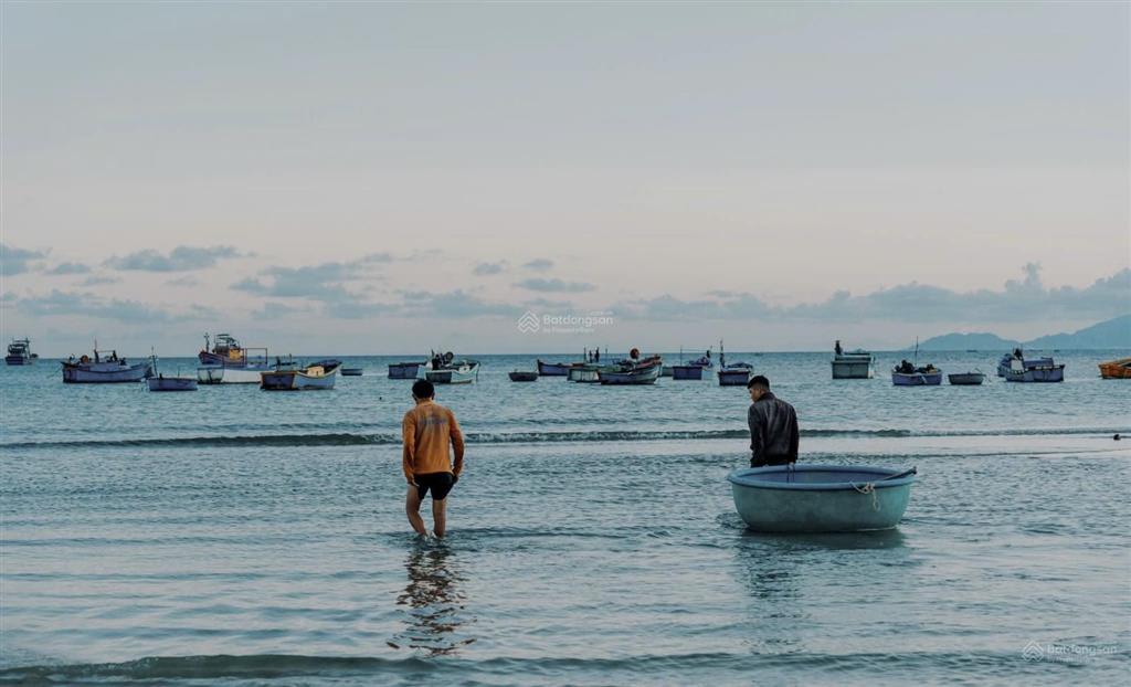 Bán đất mặt tiền 702 447m2 có 306m2 đất ở sổ hồng riêng giá tốt  0945 352 ***