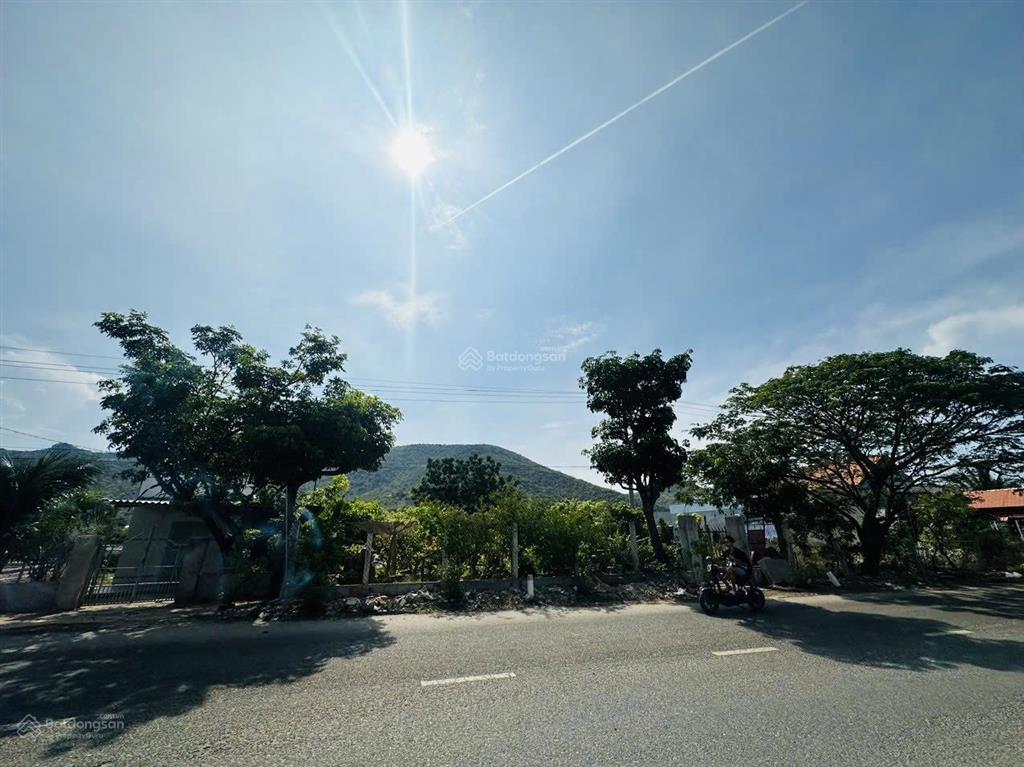 Bán đất mặt tiền 702 447m2 có 306m2 đất ở sổ hồng riêng giá tốt  0945 352 ***