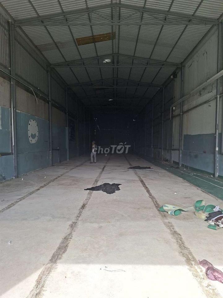 Cho thuê kho ngã tư ga 420m2 26tr