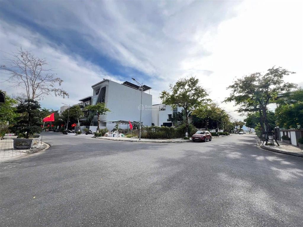 Chính chủ bán lô góc 2 mặt tiền đường bằng lăng 2 & hoa hồng 2 khu euro village 1
