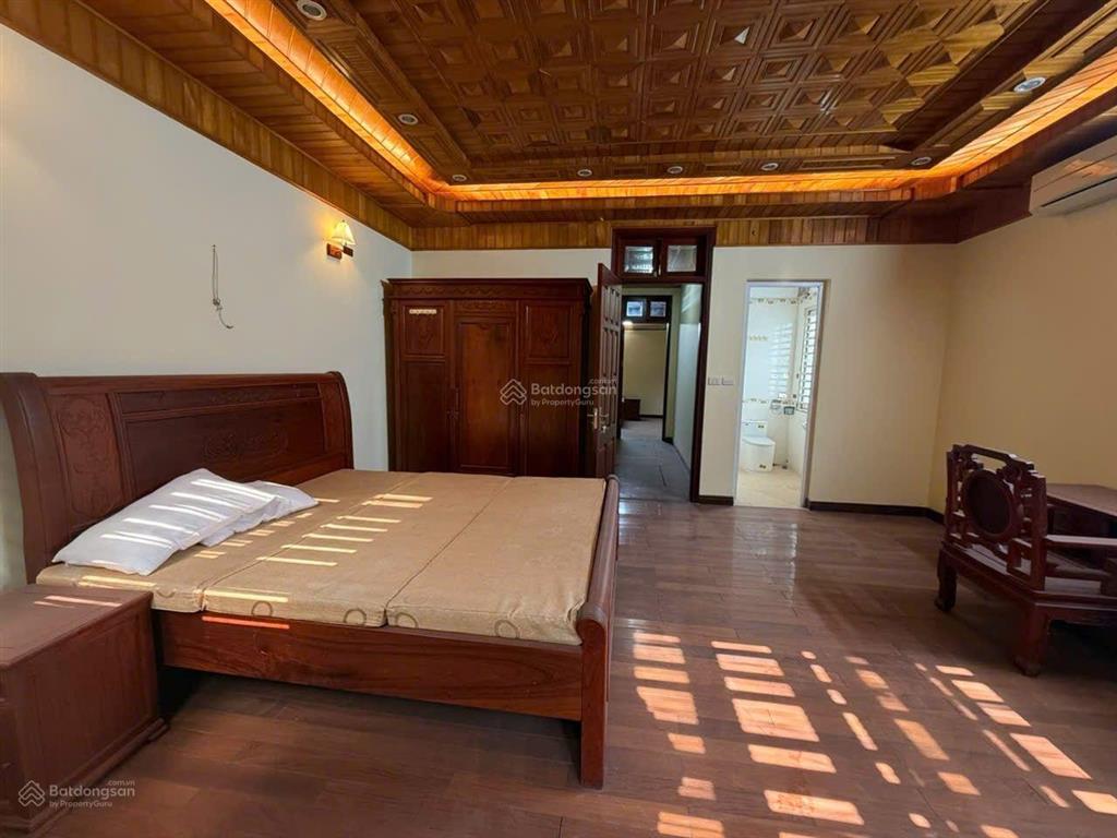 Cc bán nhà lô góc ngay văn khê 120m2, 5 tầng trục chính phân lô chỉ 300tr/m2