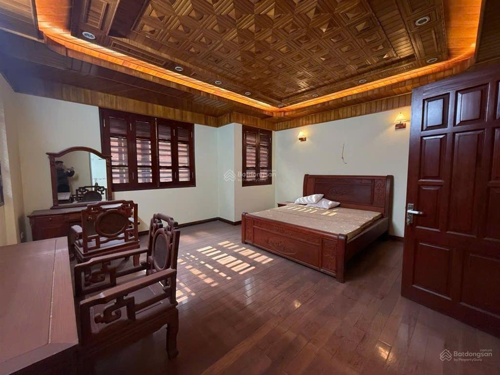 Cc bán nhà lô góc ngay văn khê 120m2, 5 tầng trục chính phân lô chỉ 300tr/m2