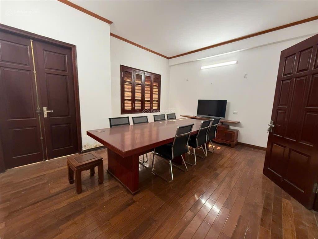 Cc bán nhà lô góc ngay văn khê 120m2, 5 tầng trục chính phân lô chỉ 300tr/m2