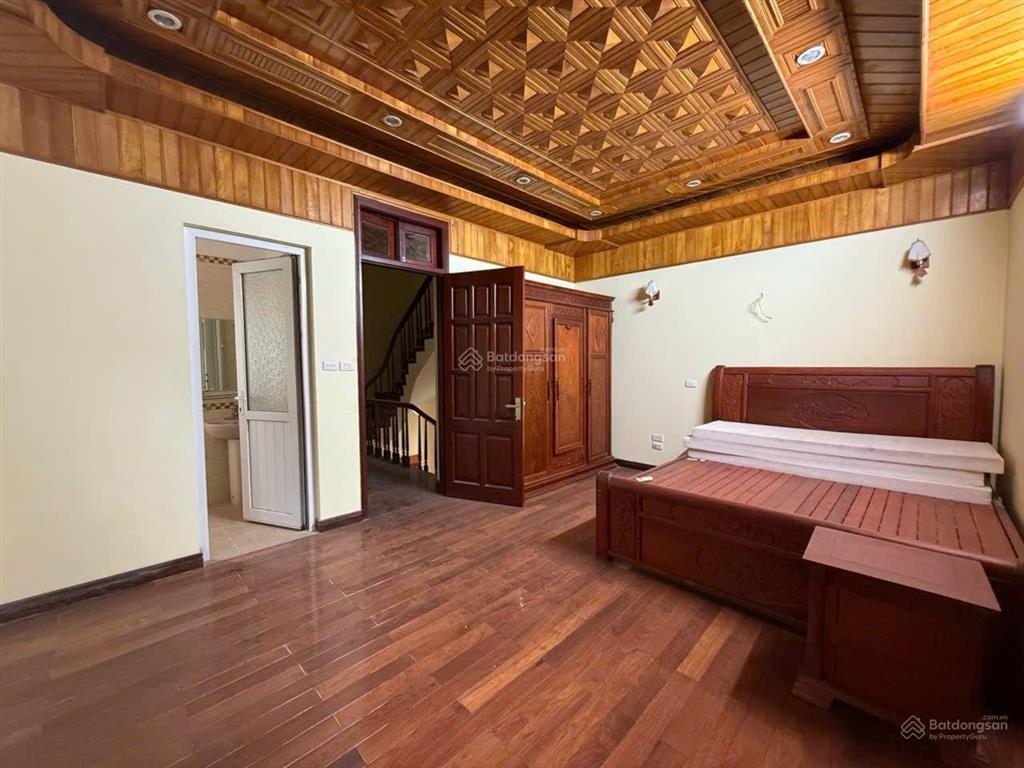 Cc bán nhà lô góc ngay văn khê 120m2, 5 tầng trục chính phân lô chỉ 300tr/m2