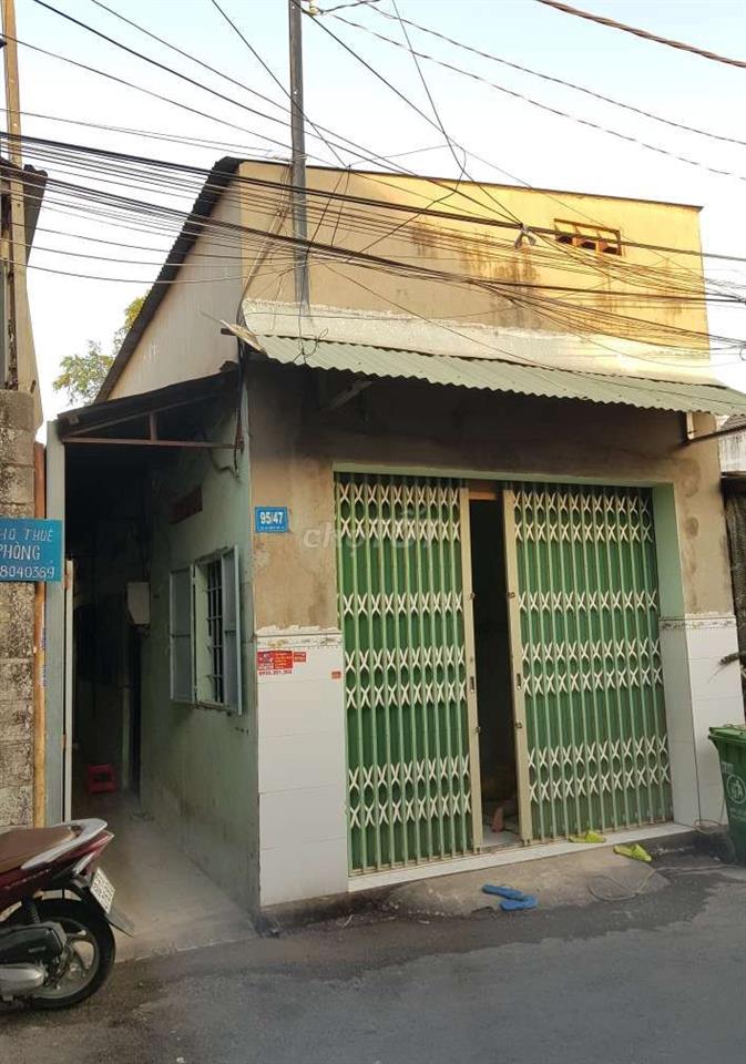 Phòng trọ an ninh, đường bê tông lớn, gần chợ nhỏ.