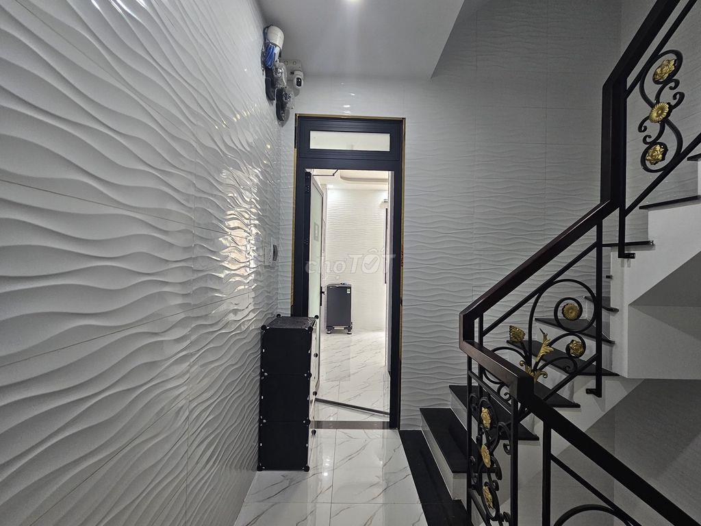 Phòng cửa sổ 18m2 CÓ CHỖ PHƠI ĐỒ CMT8 Q3 cực chill (KO NỘI THẤT)