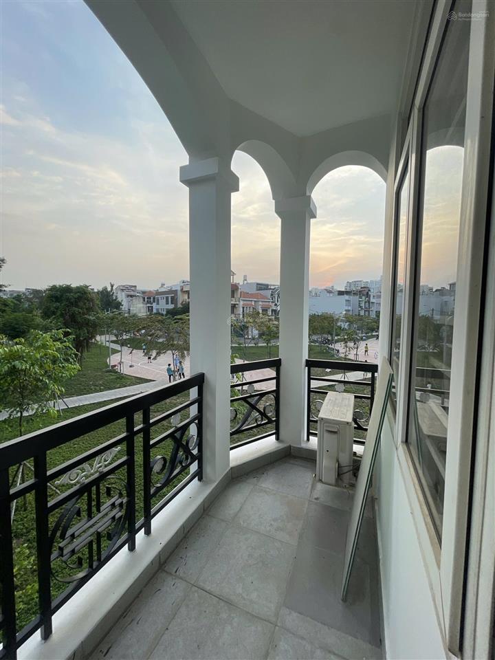 Bán biệt thự góc siêu đẹp 2mt ngay công viên khu mười mẫu, btđ, dtcn 214m2 trệt 2 lầu giá 27tỷ