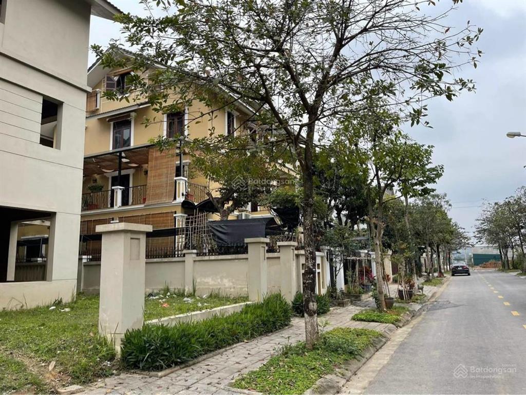 Bán 1 căn 100m2 hướng đông nam  duy nhất  đã có sổ. giá bán nhanh 18 tỷ  cả nhà + đất