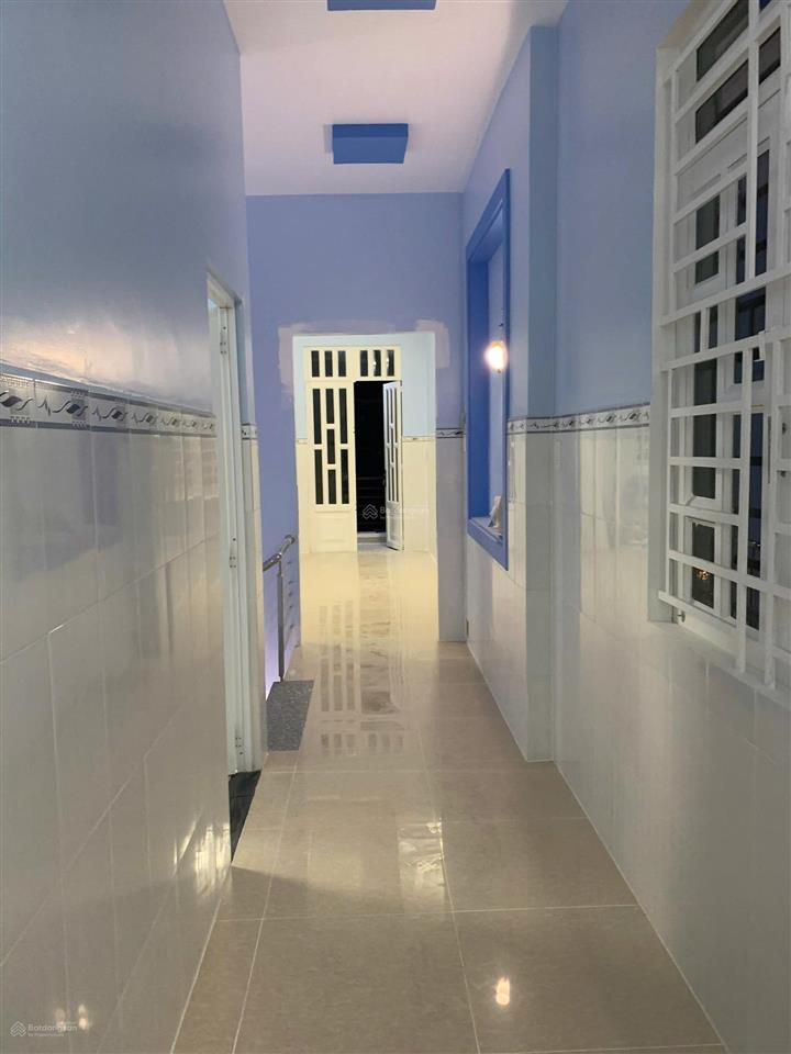 Nhà hẻm xe hơi chiến lược 5.25 x 20m (106.5m2), cách mặt tiền 50m, gần chợ, giáp khu tên lửa