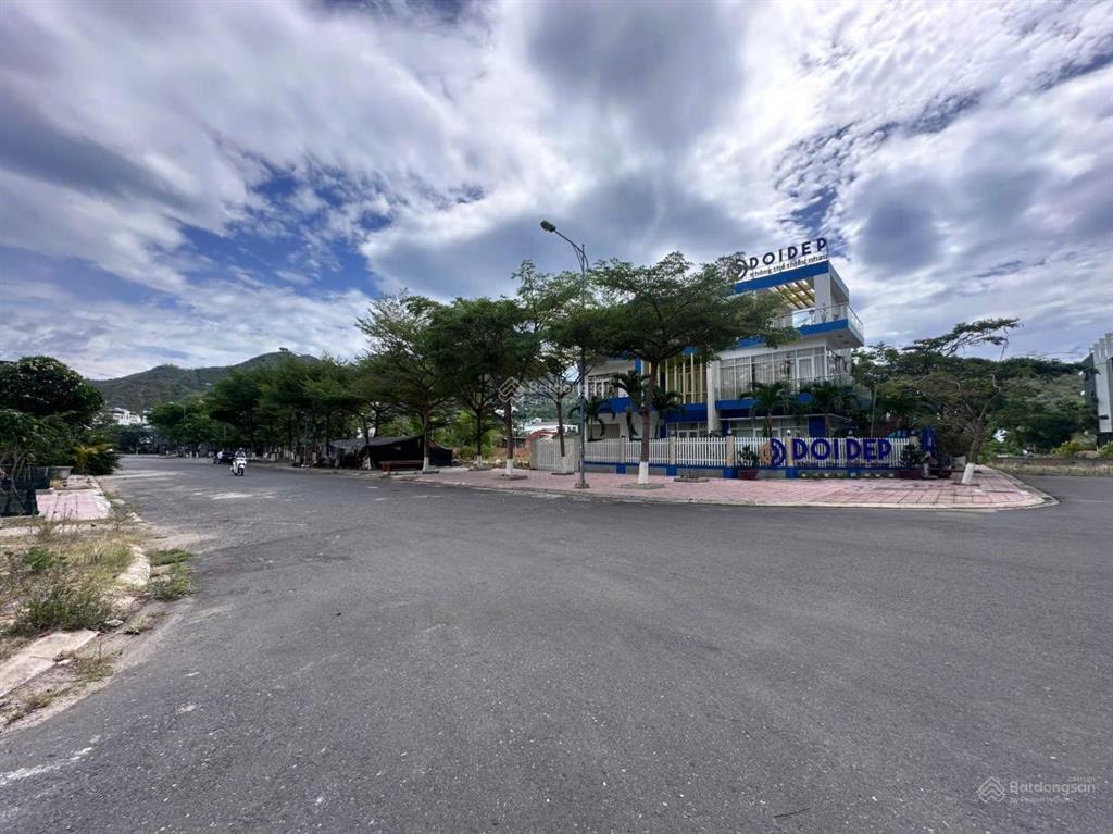 Bán đất biển biệt thự lô góc 2 mặt tiền đường tế hanh  vĩnh hoà gần bến du thuyền marina nha trang
