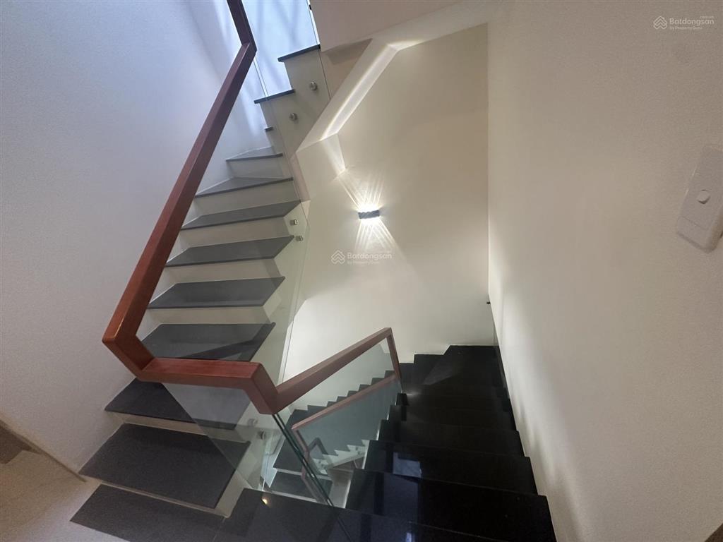 Bán nhà phố 3 tầng lầu mới đẹp 4 phòng ngủ full nội thất 5.9 ty ở kdc đường 22 kế vinhomes