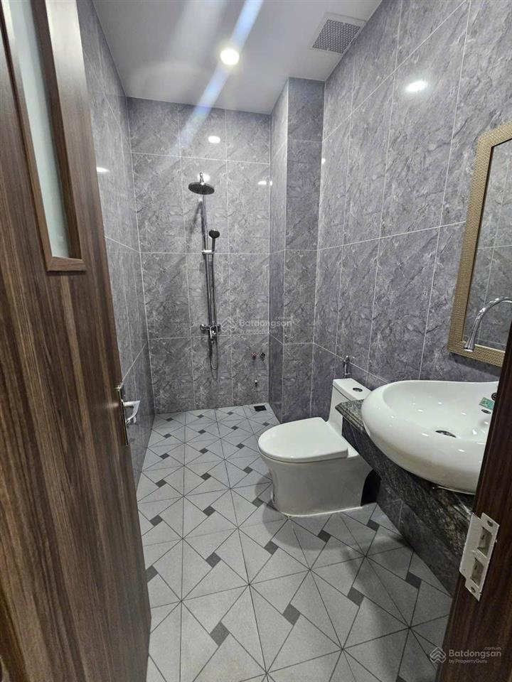 Cần bán căn nhà mới 1 trệt 2 lầu 4 phòng ngủ 4x16 64.7m hẻm 60 đường hoàng hữu nam giá 6.2 ty