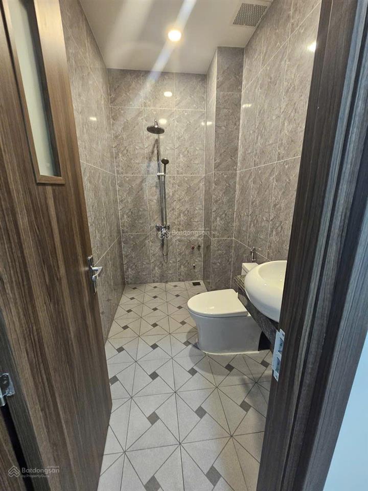 Cần bán căn nhà mới 1 trệt 2 lầu 4 phòng ngủ 4x16 64.7m hẻm 60 đường hoàng hữu nam giá 6.2 ty