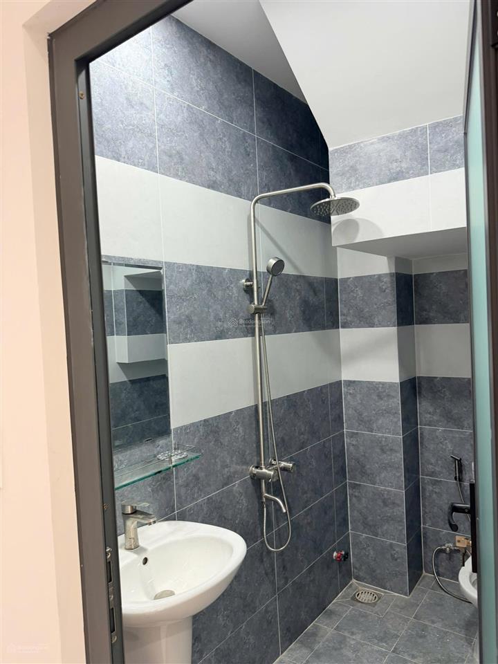 Kẹt tiền cần bán nhà mới 1 trệt 2 lầu 4p ngủ 5 wc 62.4m2, giá 5,3 tỷ ở đường 6 kế vinhomes
