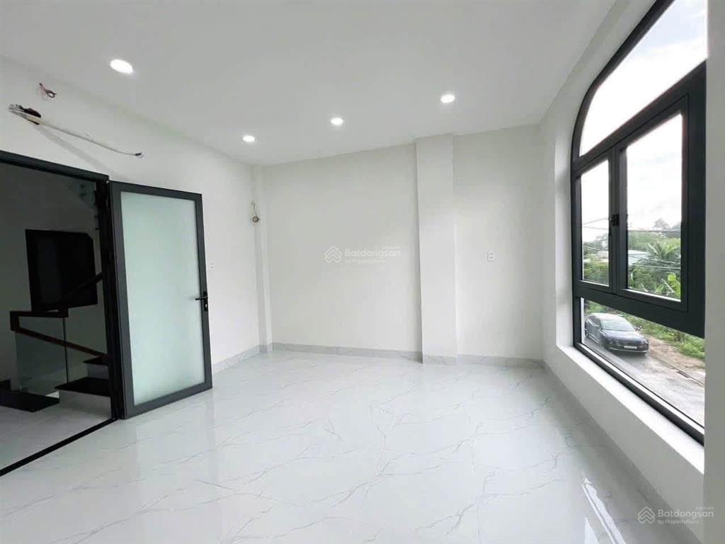 Kẹt tiền giảm 1 tỷ bán căn nhà mới 100% 3 tầng lầu 4 phòng ngủ hoàn công đủ giá 4.8 tỷ kế vinhomes