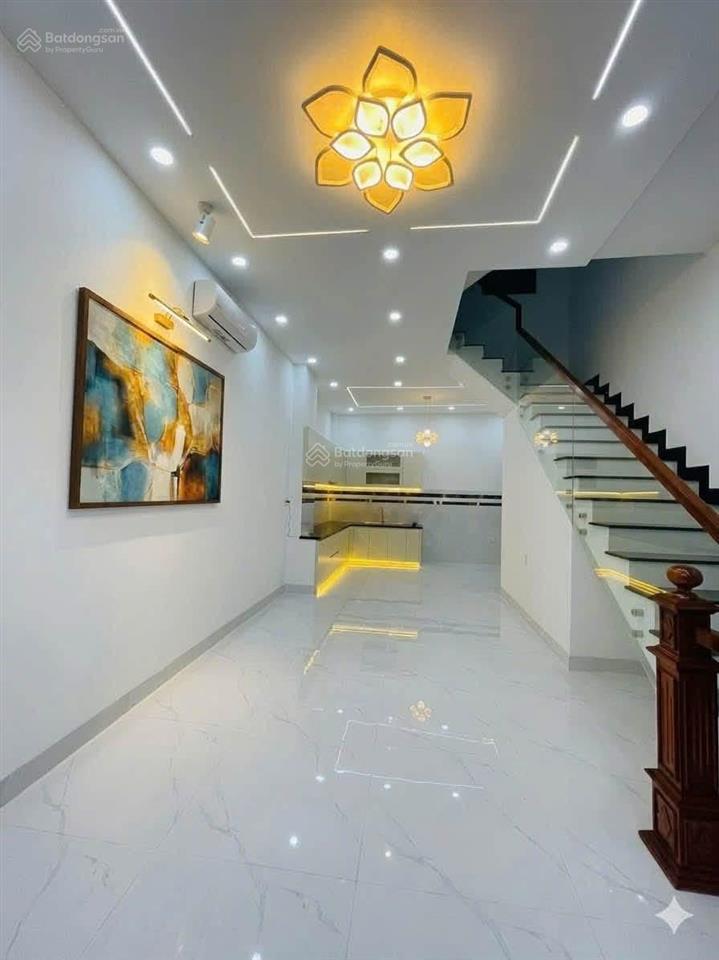 Kẹt tiền giảm 1 tỷ bán căn nhà mới 100% 3 tầng lầu 4 phòng ngủ hoàn công đủ giá 4.8 tỷ kế vinhomes