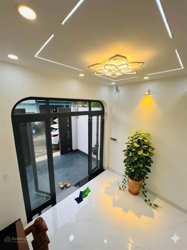 Kẹt tiền giảm 1 tỷ bán căn nhà mới 100% 3 tầng lầu 4 phòng ngủ hoàn công đủ giá 4.8 tỷ kế vinhomes