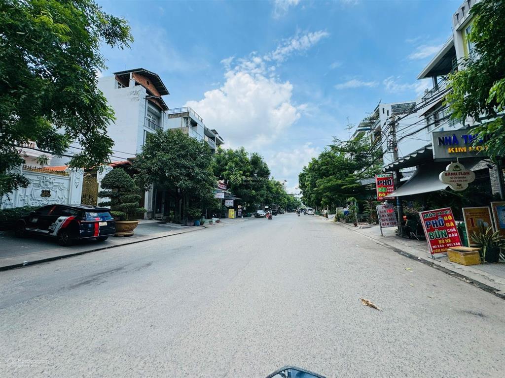 Cho thuê nhà phố mặt bằng kinh doanh da la casa q7  dt 11x17m chỉ 50tr/th còn thương lượng