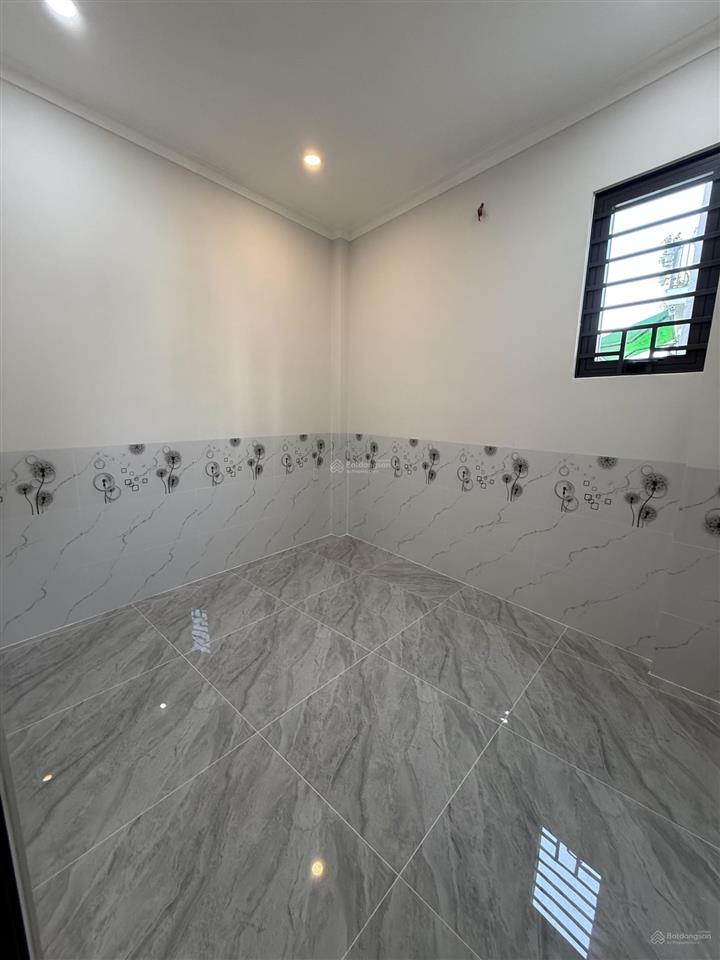 Bán nhà 1 lầu  1 trệt mới tinh 3 pnhẻm xe hơi
