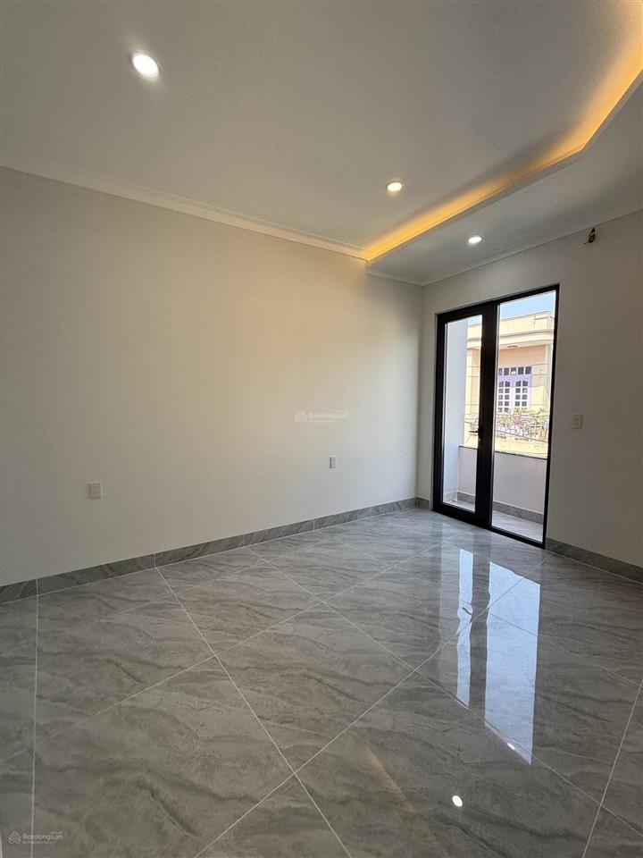 Bán nhà 1 lầu  1 trệt mới tinh 3 pnhẻm xe hơi
