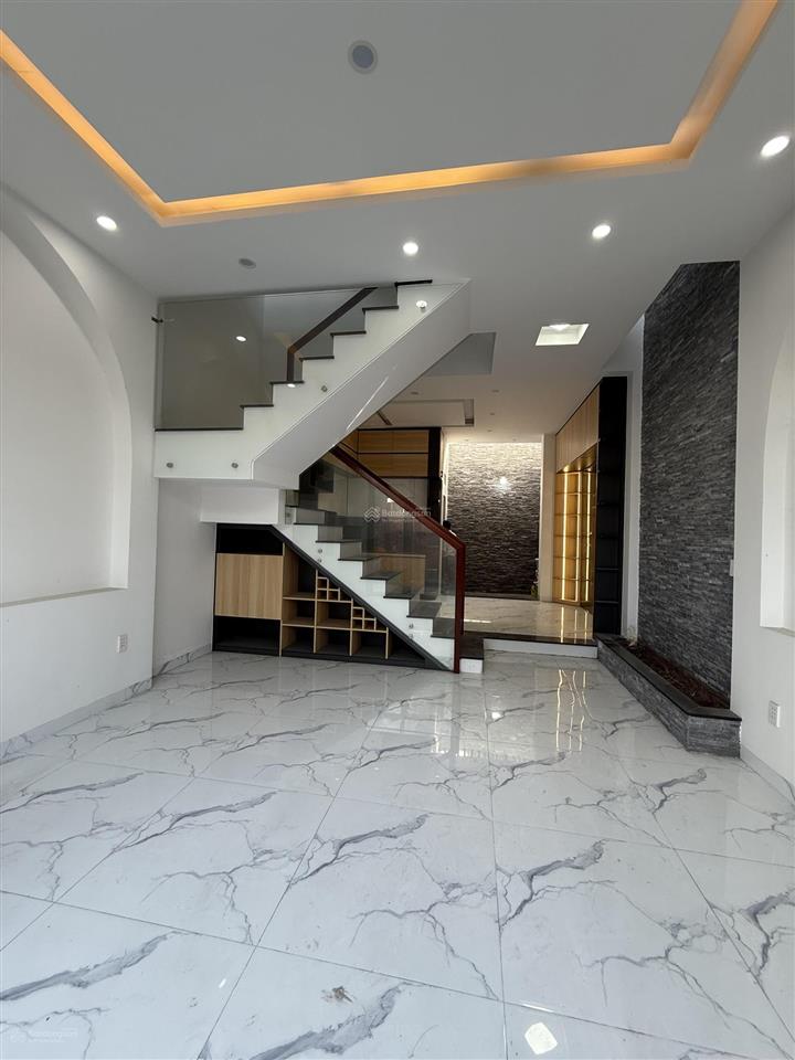Bán nhà 1 trệt 2 lầu ngay chợ nguyễn khuyến
