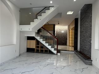 Bán nhà 1 trệt 2 lầu ngay chợ nguyễn khuyến