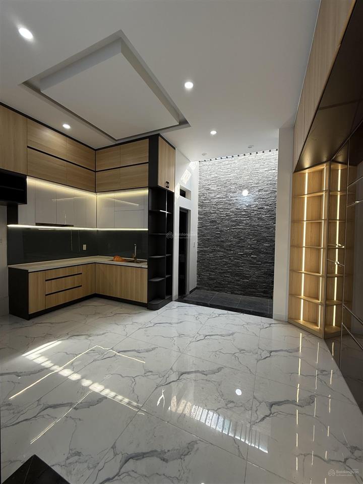 Bán nhà 1 trệt 2 lầu ngay chợ nguyễn khuyến