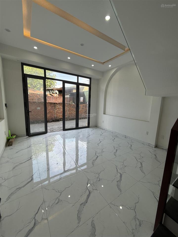 Bán nhà 1 trệt 2 lầu ngay chợ nguyễn khuyến