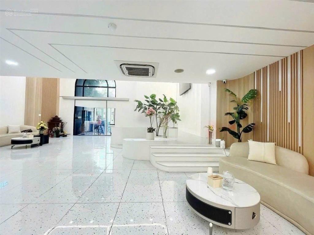 Cho thuê nhà mặt tiền lương hữu khánh, quận 1  diện tích lớn 10x20m  trệt lầu sân thượng