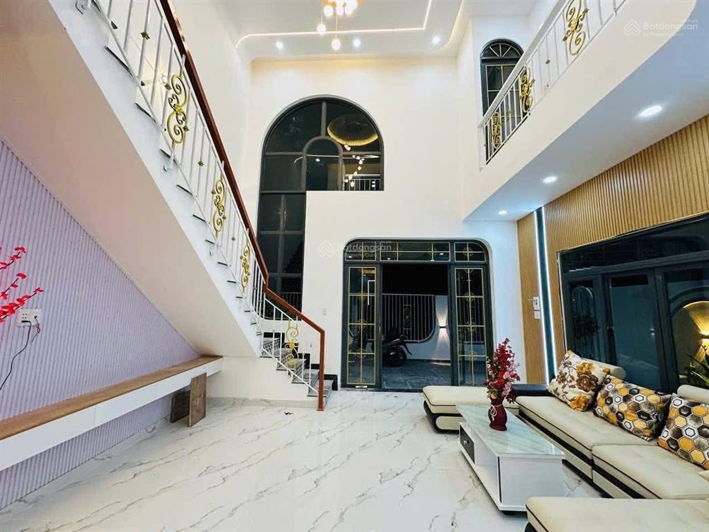 Giảm 200 triệu trả là bán ngay villa sân vườn hồ cá vườn cây mát mẻ