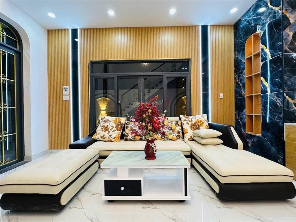 Giảm 200 triệu trả là bán ngay villa sân vườn hồ cá vườn cây mát mẻ