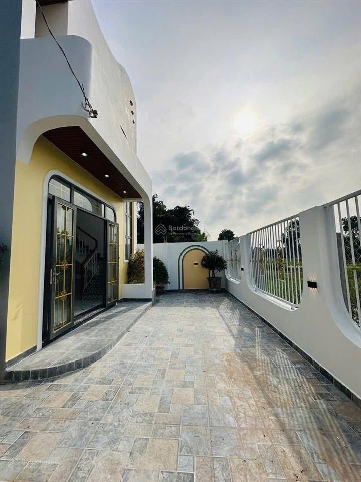 Giảm 200 triệu trả là bán ngay villa sân vườn hồ cá vườn cây mát mẻ