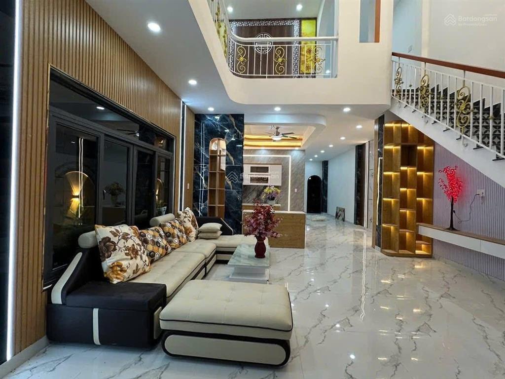 Giảm 200 triệu trả là bán ngay villa sân vườn hồ cá vườn cây mát mẻ