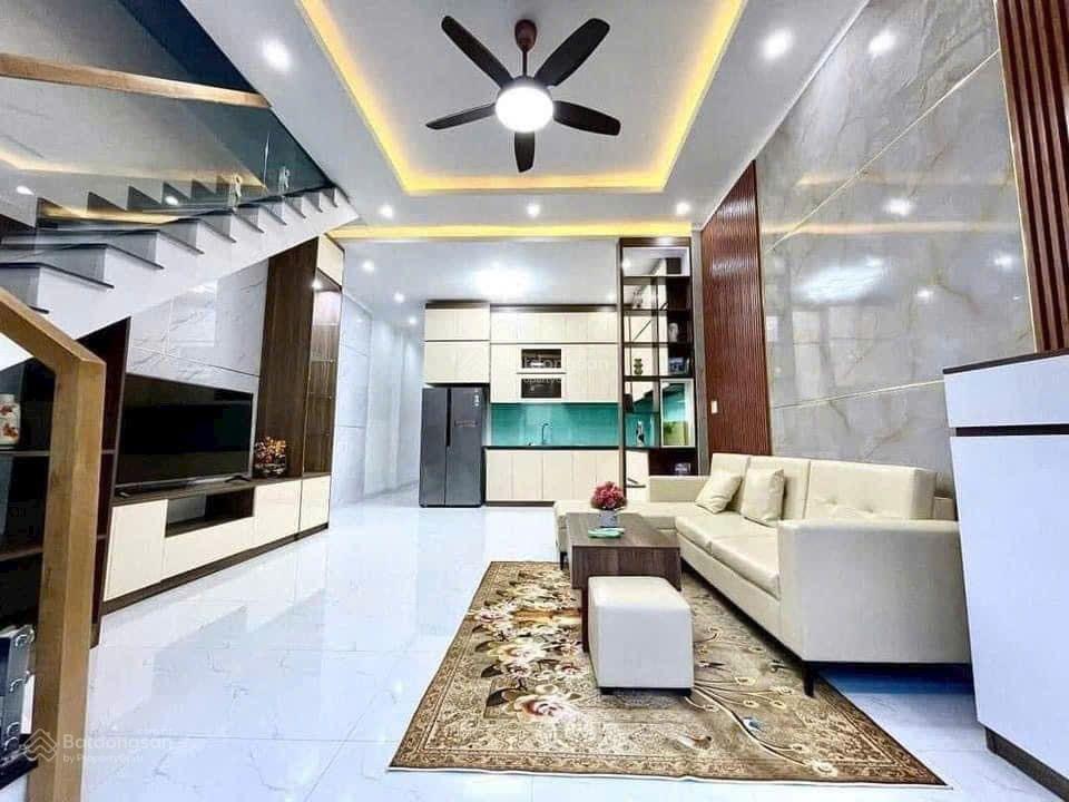 Chủ nhà kẹt tiền nên cần bán gấp căn nhà 1 trệt 1 lầu. giá bán nhanh 1 tỷ 450 triệu còn bớt lộc