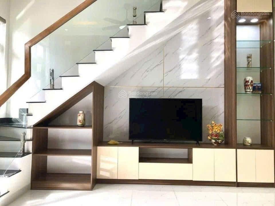 Chủ nhà kẹt tiền nên cần bán gấp căn nhà 1 trệt 1 lầu. giá bán nhanh 1 tỷ 450 triệu còn bớt lộc