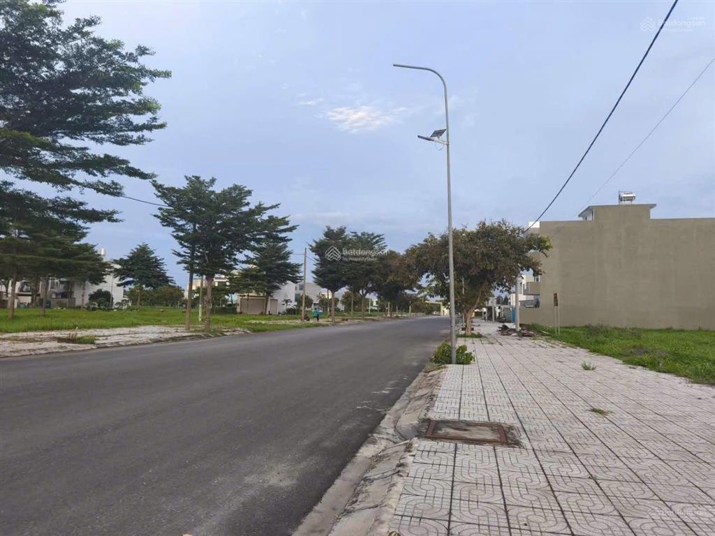 Bán gấp lô đất mặt tiền 20m diện tích 10m x 18m (180m), shr
