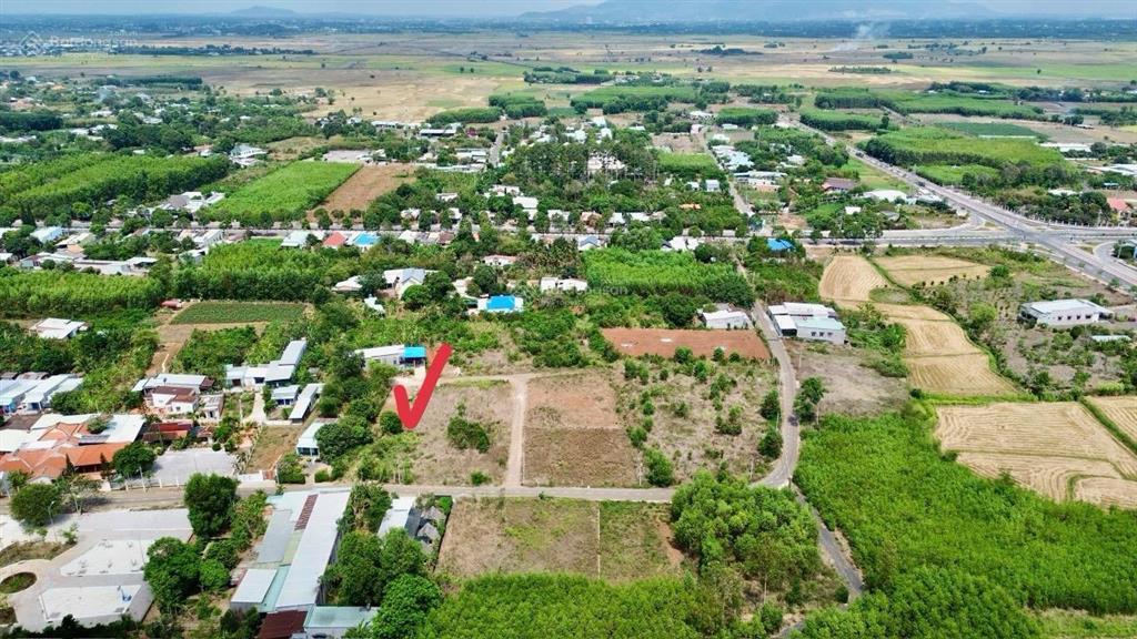 Kẹt tiền bán lô đất 7m trung tâm gần chợ, trường công viên trung tâm đất đỏ  tp hcm