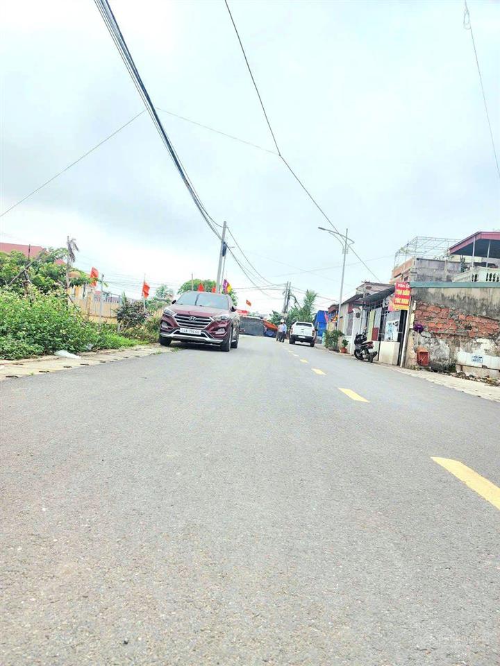 Chào bán lô đất ngay sân bóng tân dương đi vào, giá chỉ hơn 2 tỷ ngõ ô tô. không lỗi lầm, diện tích