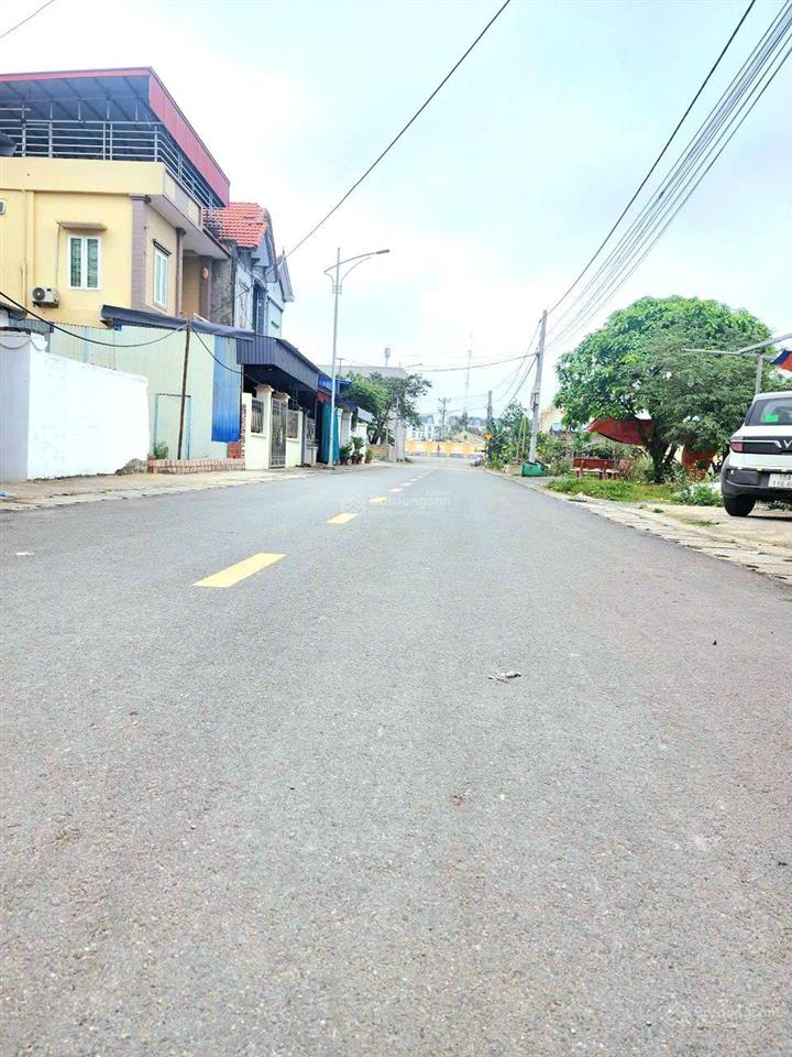Chào bán lô đất ngay sân bóng tân dương đi vào, giá chỉ hơn 2 tỷ ngõ ô tô. không lỗi lầm, diện tích