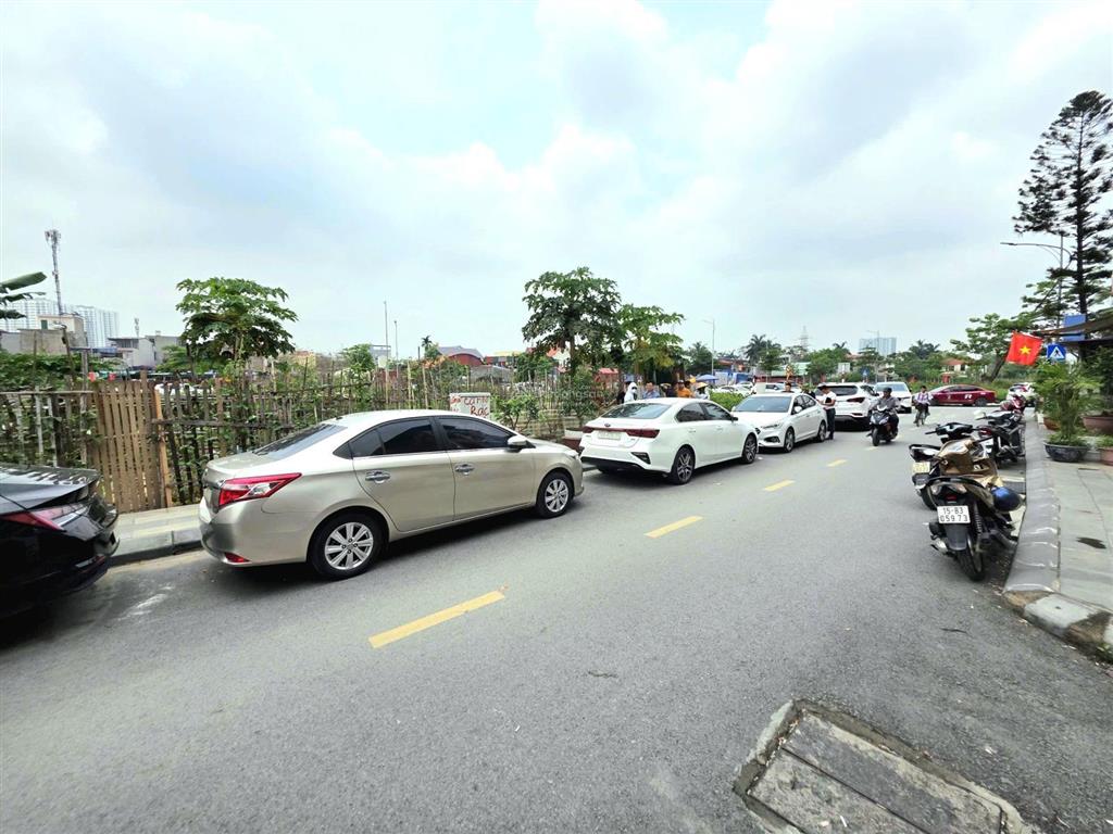 Bán lô đất tuyến 2 lê quang đạo
khu 2.1ha
đất đấu giá, có bìa
diện tích 92.63m. ngang 5m
vuông