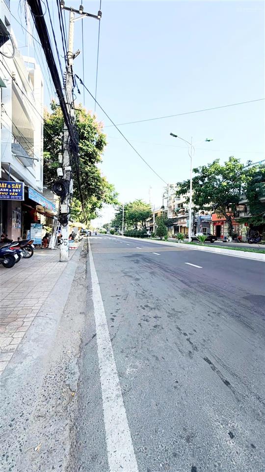 Bán căn nhà mới 2 tầng full nội thất cách đường trần phú 10m giá tốt